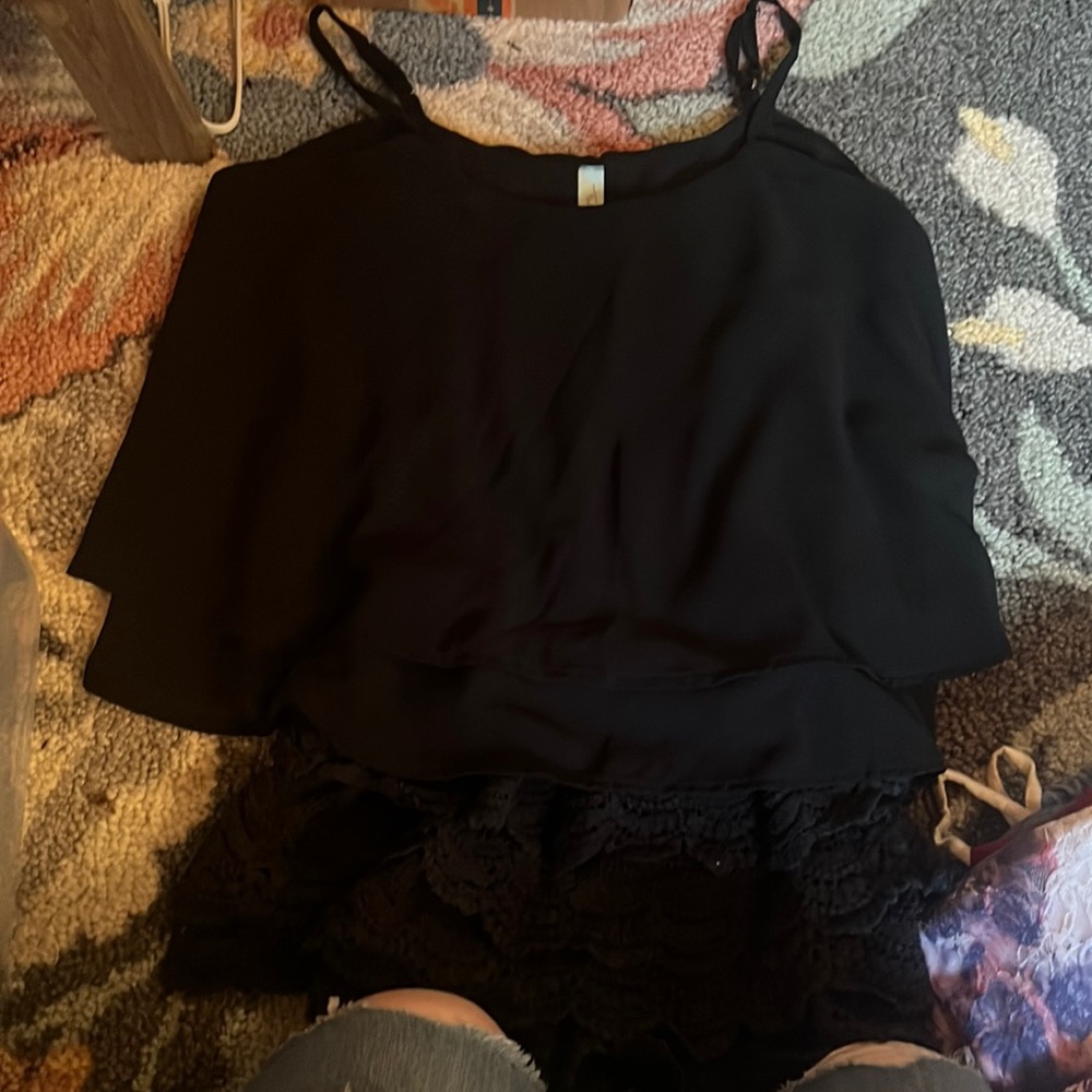 Like new romper wore once and I didn’t like the way it fit.